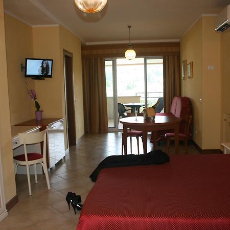مانربا ديل جاردا Residence Miralago Rooms & Apartments المظهر الخارجي الصورة